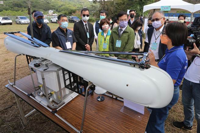  交通部王国材部长参观厂商展示区，听取无人机业者就目前科技应用说明。（陈麒全摄）