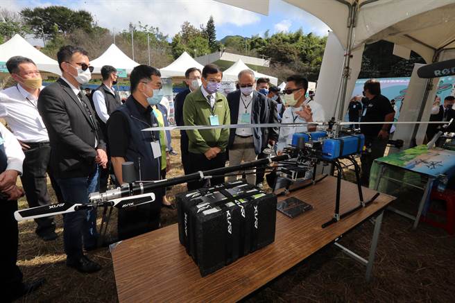  交通部王国材部长参观厂商展示区，听取无人机业者就目前科技应用说明。（陈麒全摄）