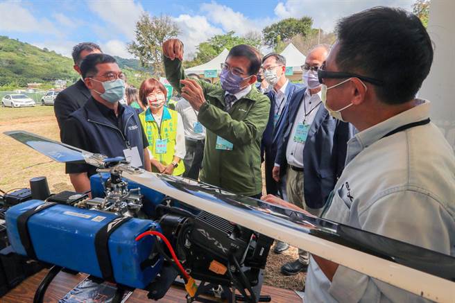  交通部王国材部长参观厂商展示区，听取无人机业者就目前科技应用说明。（陈麒全摄）
