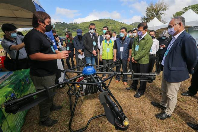  交通部王国材部长参观厂商展示区，听取无人机业者就目前科技应用说明。（陈麒全摄）
