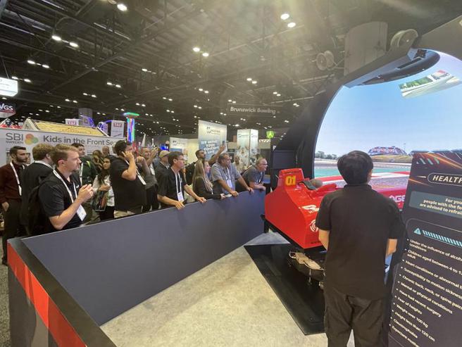 （智崴参加美国奥兰多举办的IAAPA展，发表多项新款体感游戏，吸引国际买家参观、体验。图／智崴提供）