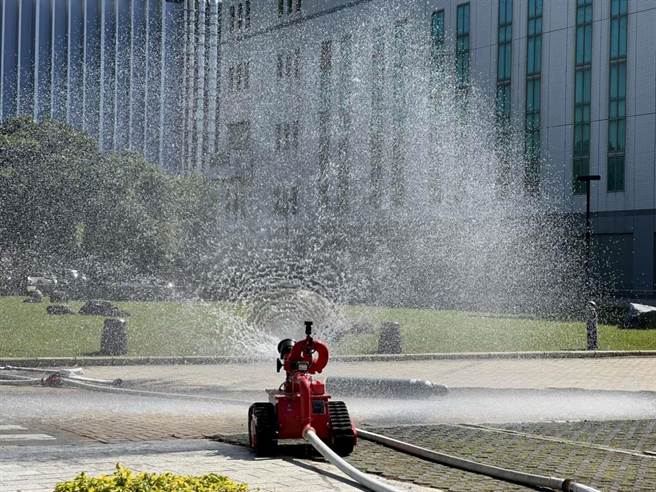 「消防机器人」首度登场利用远端遥控协助架设第1道水线。（新竹市政府提供／王惠慧新竹传真）