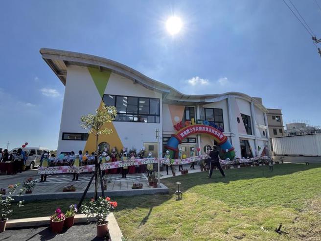 金門縣賢庵國小中央廚房18日落成啟用，中央廚房屋頂以金門馬背造型意象顯現，整體外觀用色活潑，來賓形容宛如飯店，期待學子健康用餐、快樂學習。（圖/ 中央社）