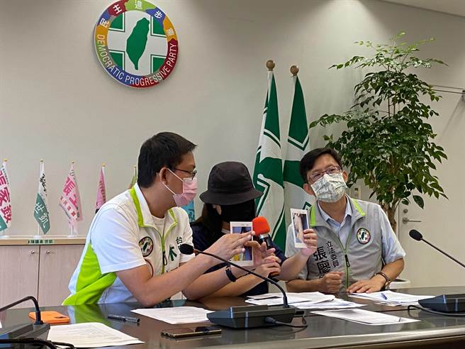 小桃子妈妈今天由立委张廖万坚及议员林祈烽陪同开记者会，她哽咽质疑孩子在保母家到底发生什么事？要求社会局暂停该位保母托育并积极调查。（张亦惠摄）