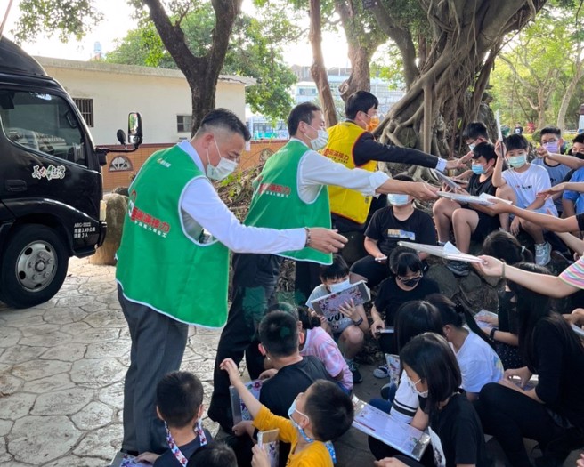 有巢氏房屋竹苗经管会赠送每位小朋友一盒色铅笔，让他们能在观赏电影后，用画笔画下他们眼中的美丽台湾。(图/永庆房产集团提供)