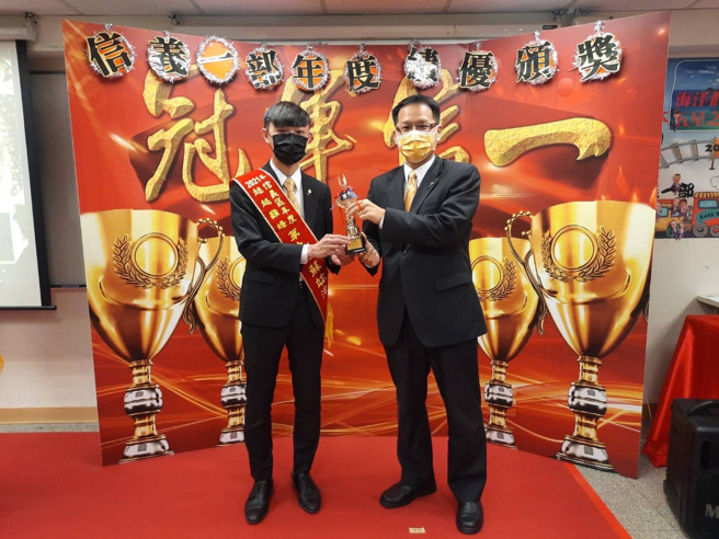 苏竑浩(图左)加入永庆房屋后收入翻3倍成长，成功晋升百万年薪一族。(图/永庆房屋提供)