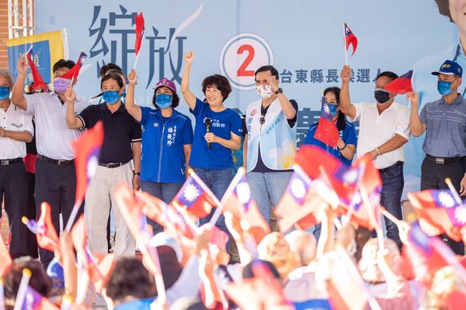 前总统马英九在2022年选举活动期间，今天已是第3度到台东为县长候选人饶庆铃站台造势。（饶庆铃竞选总部提供／蔡旻妤台东传真）