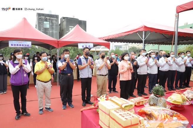 雲林縣長張麗善（左六）出席後安大橋改建工程開工典禮。（圖 / 取自張麗善臉書）