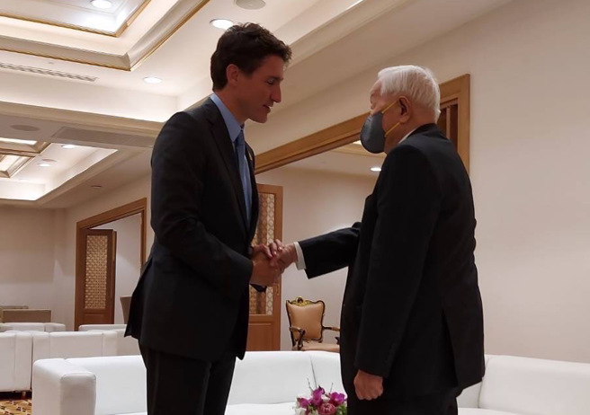 加拿大总理杜鲁道17日在APEC官方正式晚宴向张忠谋亲切问候致意。（总统府提供）