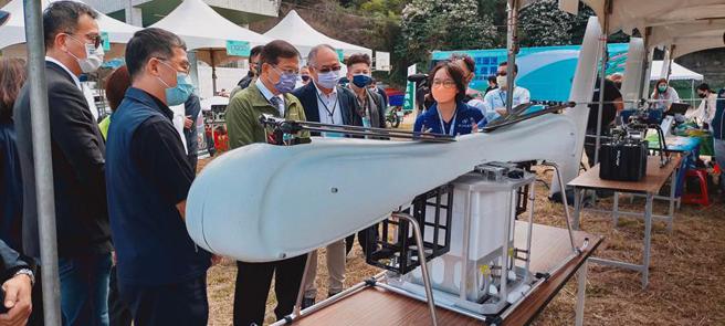 （交通部长王国材参观厂商展示区。图／运输研究所提供）