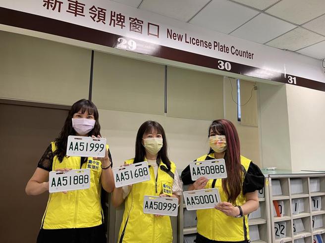 （微型电动二轮车牌照示意图。图／公路总局提供）