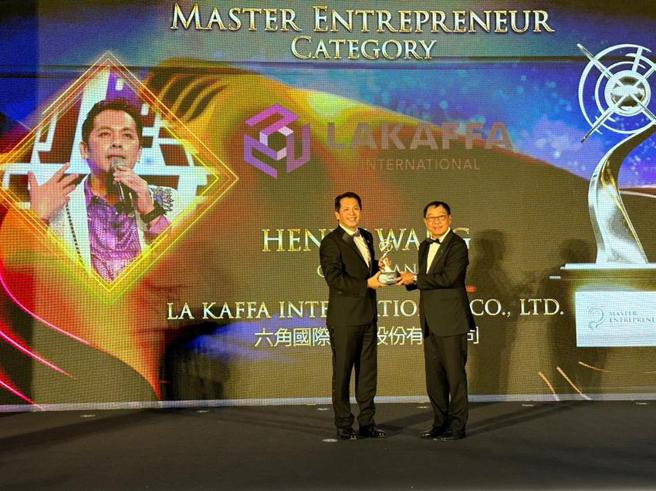 （六角董事长王耀辉获颁「卓越企业领袖奖」。图／六角国际提供）