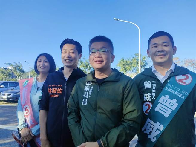 民進黨台中市長候選人蔡其昌18日下午與同黨市議員候選人張家銨、曾威進行車隊掃街，立法委員林昶佐南下陪同，盼蔡其昌能發揮行動力、執行力挽救台中。（潘虹恩攝）