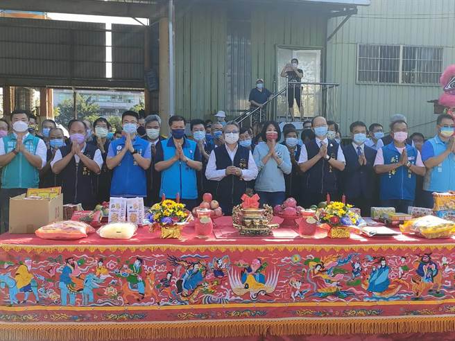 台中市大肚區追分國小創校逾百年，卻無合適的活動空間，台中市政府自籌9700萬元經費爭取建設「夢想館」，18日舉行動土典禮，預計2025年完工。（潘虹恩攝）