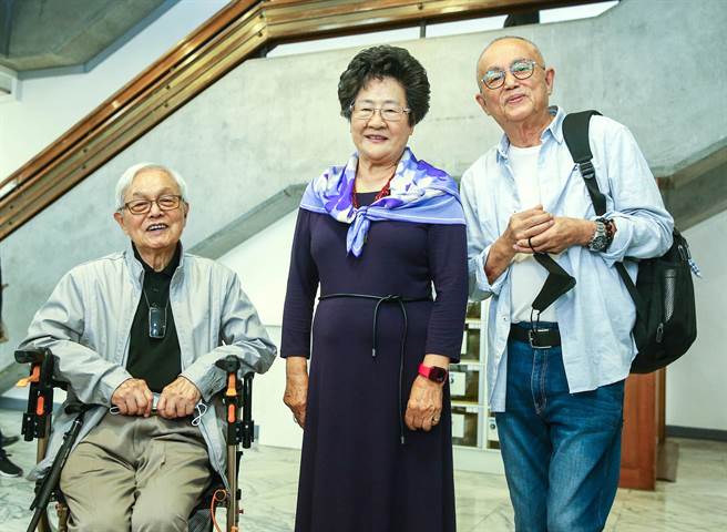 赖成英导演（左起）、张永祥遗孀张任芝兰、陈坤厚导演出席赠书典礼。（粘耿豪摄）