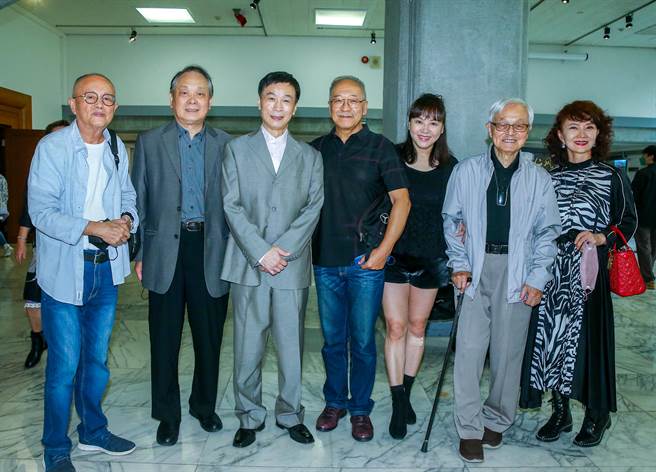 陈坤厚（左起）、张復健、李天柱、傅雷、杨洁玫、赖成英、邓美芳出席赠书典礼。（粘耿豪摄）