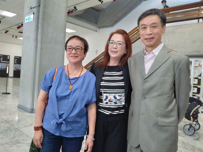 陈秋燕（左起）、赵永馨、李天柱出席赠书典礼。（王思颖摄）