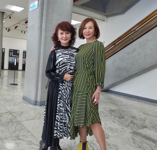 邓美芳（左）、周丹薇出席赠书典礼。（王思颖摄）