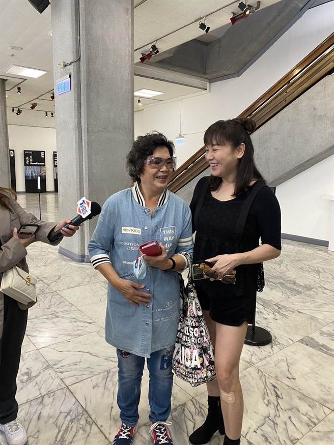 王满娇（左）、杨洁玫出席赠书典礼。（王思颖摄）