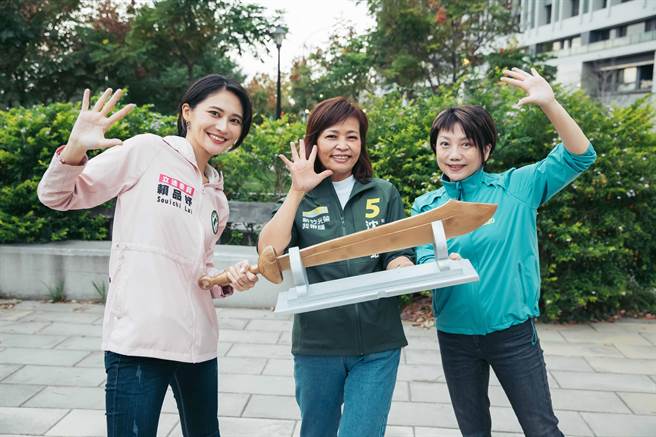 民进党新竹市长候选人沈慧虹18日与立委赖品妤、范云合体进行车队扫街，有民眾送上木制宝刀，祝福沈慧虹披荆斩棘、高票当选。（沈慧虹团队提供／王惠慧新竹传真）