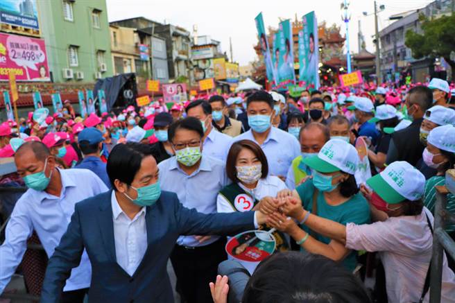 選戰倒數8天，綠營屏東縣長候選人展開選前5大造勢場，首場18日在東隆宮廟埕登場，副總統賴清德也親臨現場站台助選。（謝佳潾攝）