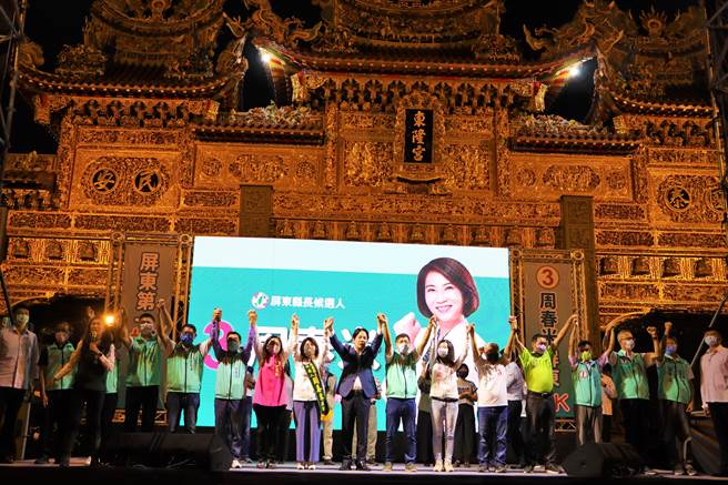 選戰倒數8天，綠營屏東縣長候選人展開選前5大造勢場，首場18日在東隆宮廟埕登場，副總統賴清德也親臨現場站台助選。（謝佳潾攝）