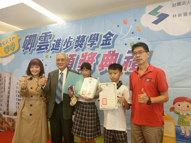 中市卿云慈善基金会关怀清寒学子与弱势家庭，颁发进步奖学金迈入第10年，18日在乌日林新医院举办颁奖典礼，桌球「小国手」王泳濠、田径选手宋筱妤2位体坛幼苗皆获奖。（潘虹恩摄）