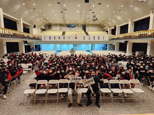 松山分局深入校园，以实体及视讯等方式，向学生宣导各种诈骗手法。(翻摄照片／林郁平台北传真）