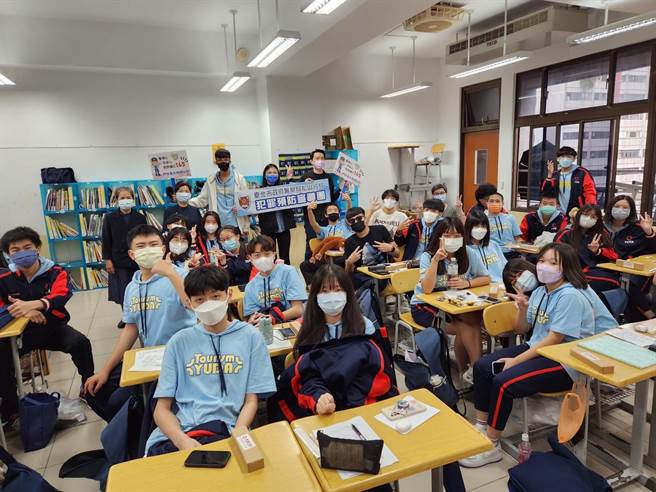 松山分局深入校园，以实体及视讯等方式，向学生宣导各种诈骗手法。(翻摄照片／林郁平台北传真）