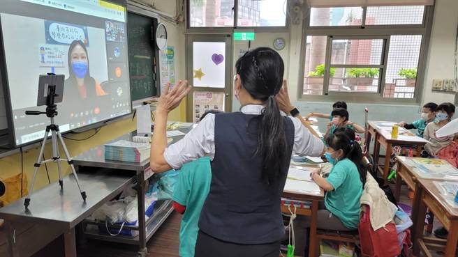 松山分局深入校园，以实体及视讯等方式，向学生宣导各种诈骗手法。(翻摄照片／林郁平台北传真）