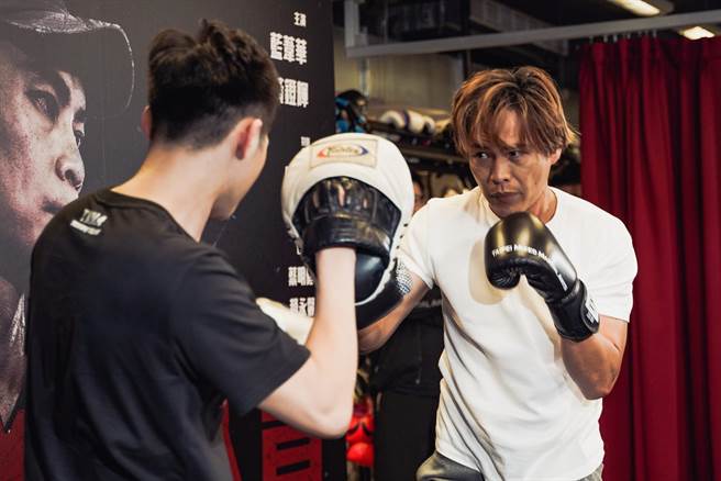 黃鐙輝（右）示範拳擊。（公視台語台提供）