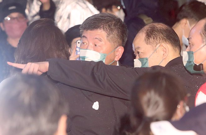 蔡英文總統11月2日出席民進黨台北市長候選人陳時中（左）在北市東湖慈后宮的廟口開講政策說明會，國策顧問黃承國（右）在現場指揮並給陳時中說明。（鄭任南攝）