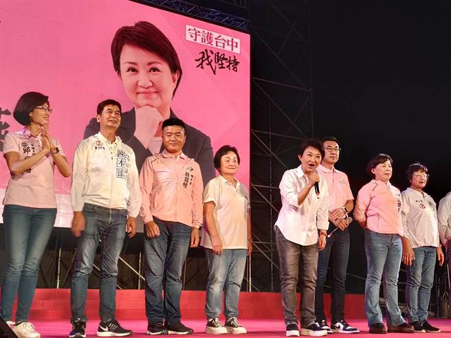 台中市长卢秀燕今天晚上在丰原举办万人大造势，揪选民跟他一起「打破魔咒」拚连任。（陈淑娥摄）