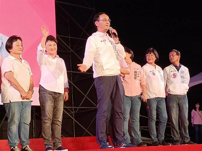 国民党党主席朱立伦前往丰原替卢秀燕站台，并要大家为了民主，给民进党一个教训。（陈淑娥摄）