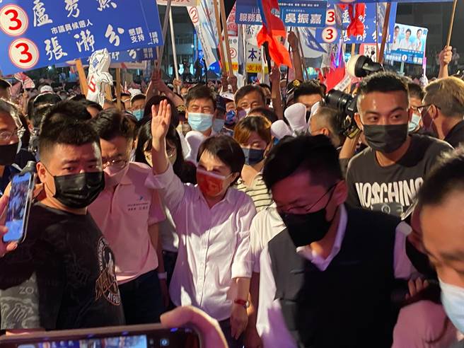 卢秀燕今天晚上在丰原举办万人大造势，在民眾的欢迎下进场。（张亦惠摄）