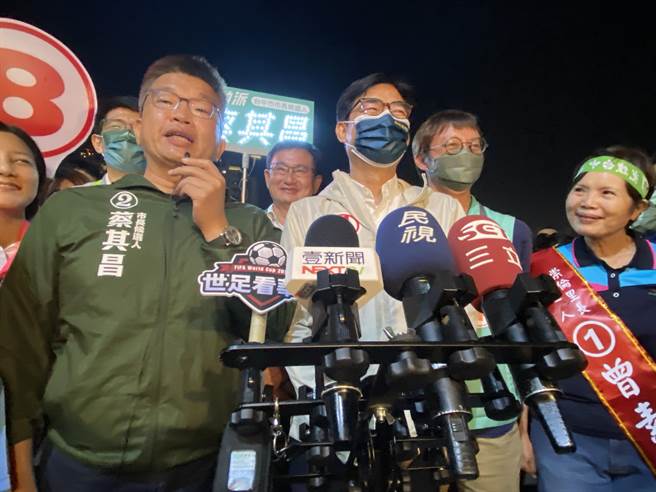 高雄市长陈其迈（中）选前北上台中辅选，18日晚间到南区大庆夜市陪民进党籍台中市长候选人蔡其昌（左）拜票，受摊商欢迎。（张妍溱摄）