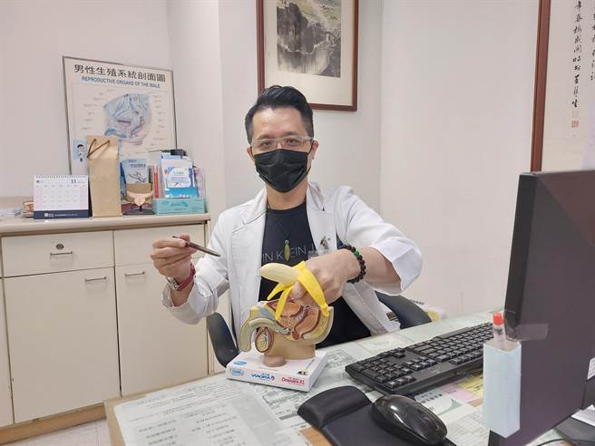 台中医院泌尿科孙宏舜表示，「包皮枪」可以协助患者快速、安全的进行割包皮手术，也提醒民眾，若没有造成包茎或发炎，不一定需要割包皮。（台中医院提供／潘虹恩台中传真）