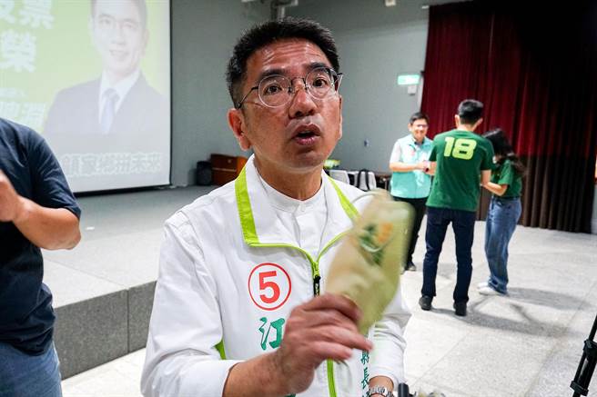 蓝营质疑江聪渊的兄长做大陆生意、赚人民币，江聪渊今天在脸书发文，回批蓝营在乱咬乱骂。（李忠一摄）