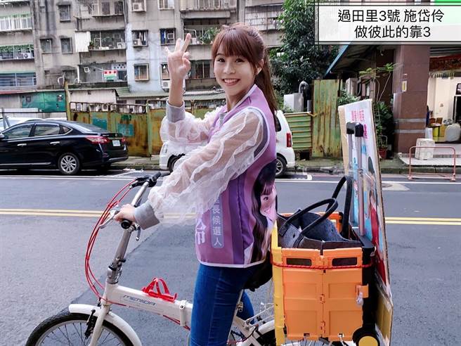 施岱伶笑称，现在更因为蔡阿嘎的影片，自己的知名度更加突飞猛进，连里外的人都会称呼自己的旧艺名泡芙姐姐，让自己又惊又喜。(黄敬文翻摄)