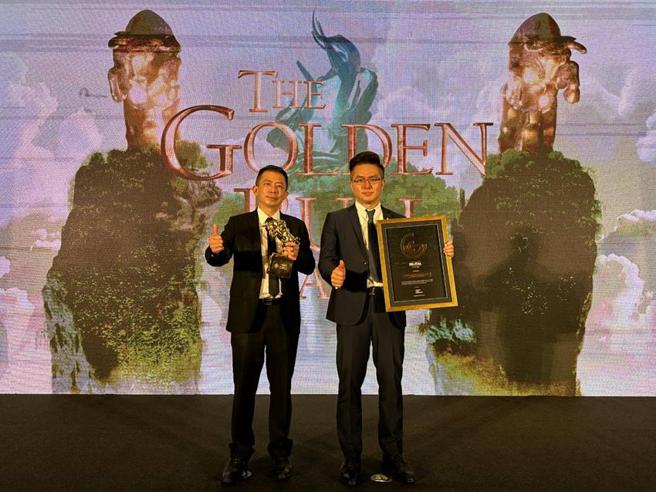 （智匯保经创办人王怡仁(左)与执行长林健裕开心领奖。图／业者提供）