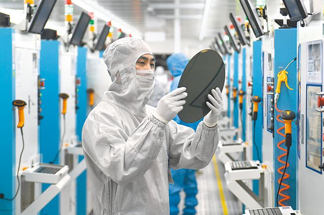 受到美中科技戰、地緣政治變化，各國競合程度的升溫攸關中長期半導體業版圖的消長及台灣產業競爭優勢，重要性更甚於短期內景氣的變化。圖／中新社