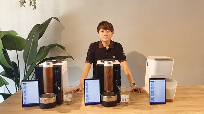 乐玩实业首席杯测师陈誉仁，拿到无数国际证照。他表示，智能烘豆机可提供咖啡爱好者自家烘豆新选择。图／乐玩提供