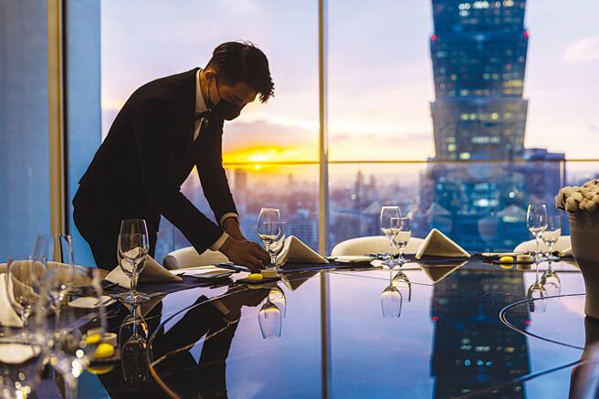 琢白31楼国际宴会厅举办星级家宴，坐拥台北曼哈顿夕阳美景。图／业者提供