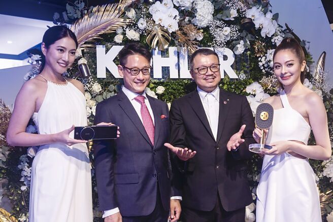 KOHLER亞太區總經理Leo Leong（左二）、台灣區副總監Lison Lee（左三）與模特兒共同展示新產品。圖／業者提供