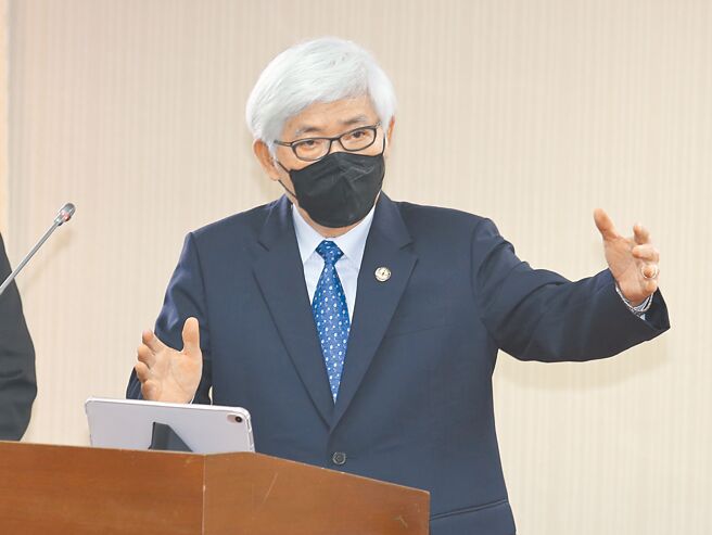 针对九合一选举确诊者投票问题，中选会主委李进勇17日在立法院表示，希望确诊者遵照指挥中心规定，严守防疫规范，至于投票现场无法查确诊者身分，指挥中心已经讲得很清楚，採取事后查处手段。（姚志平摄）