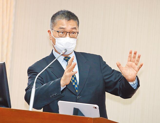 針對民眾黨新竹市長候選人高虹安的男友助理李忠庭遭爆料已經出國，內政部長徐國勇（圖）17日表示，本案檢查官已經在指揮，移民署會根據檢查官指揮進度，全力配合。（姚志平攝）