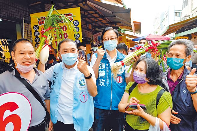 国民党新北市长候选人侯友宜（左二）17日合体桃园市长候选人张善政（左三），在龟山扫街拜票与民眾合影。（中央社）
