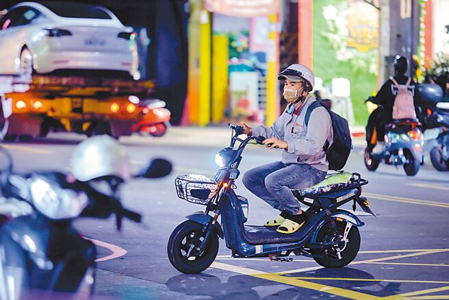 立法院日前三读通过「道路交通管理处罚条例」，11月30日起微型电动二轮车(电动自行车)需挂牌才能上路，并登记、领用、悬挂牌照后，始得行驶道路。图为民眾骑乘电动自行车。（陈信翰摄）