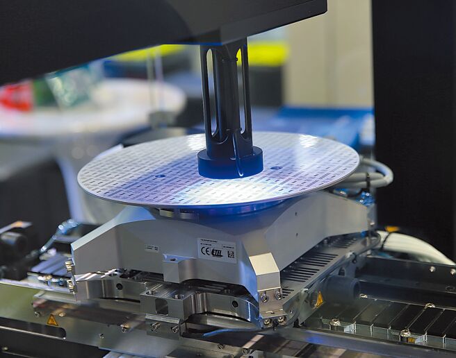 台灣半導體產業為國際矚目的焦點，國內廠商在檢測晶圓製成機器研發能量十分強大。（本報資料照片）