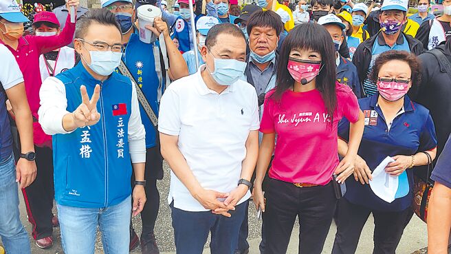 对于林佳龙批评新北市没建设，不仅侯办发声明反击，新北市长侯友宜（左二）也列举五股垃圾山及塭仔圳的改变反驳。（吕健豪摄）